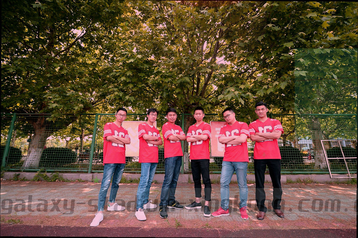 多屏工作台，屏幕上同时排列着赛程列表与视频剪辑时间线